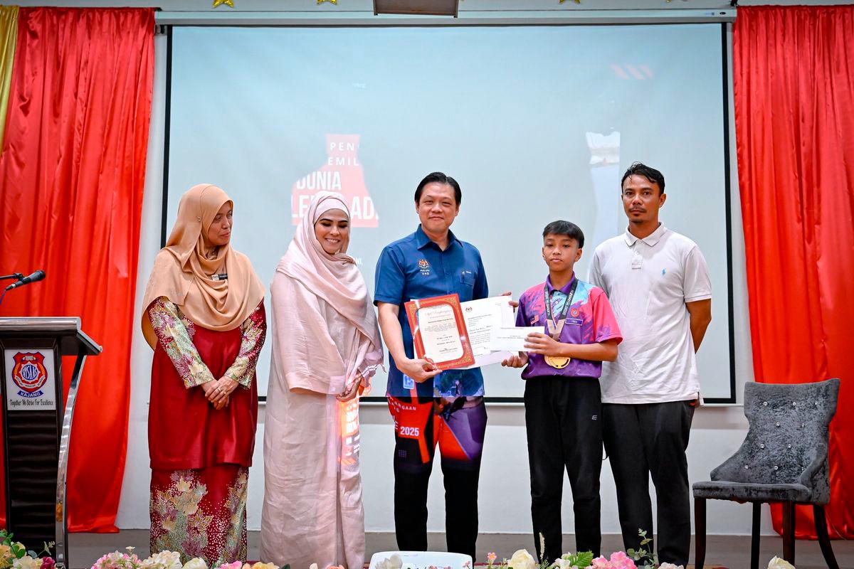 Malaysian teen wins roller freestyle world title, earns PM’s praise