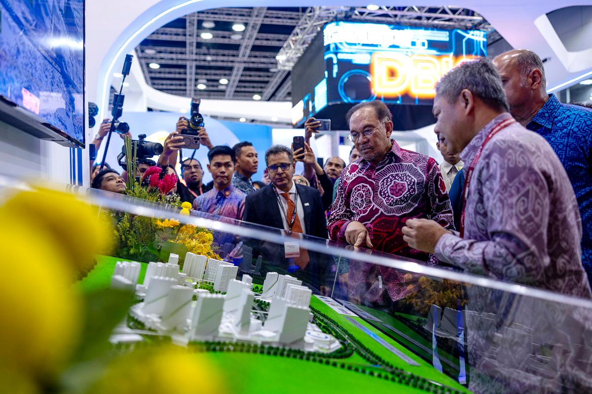 Malaysia’s smart city development must use local talent and AI
