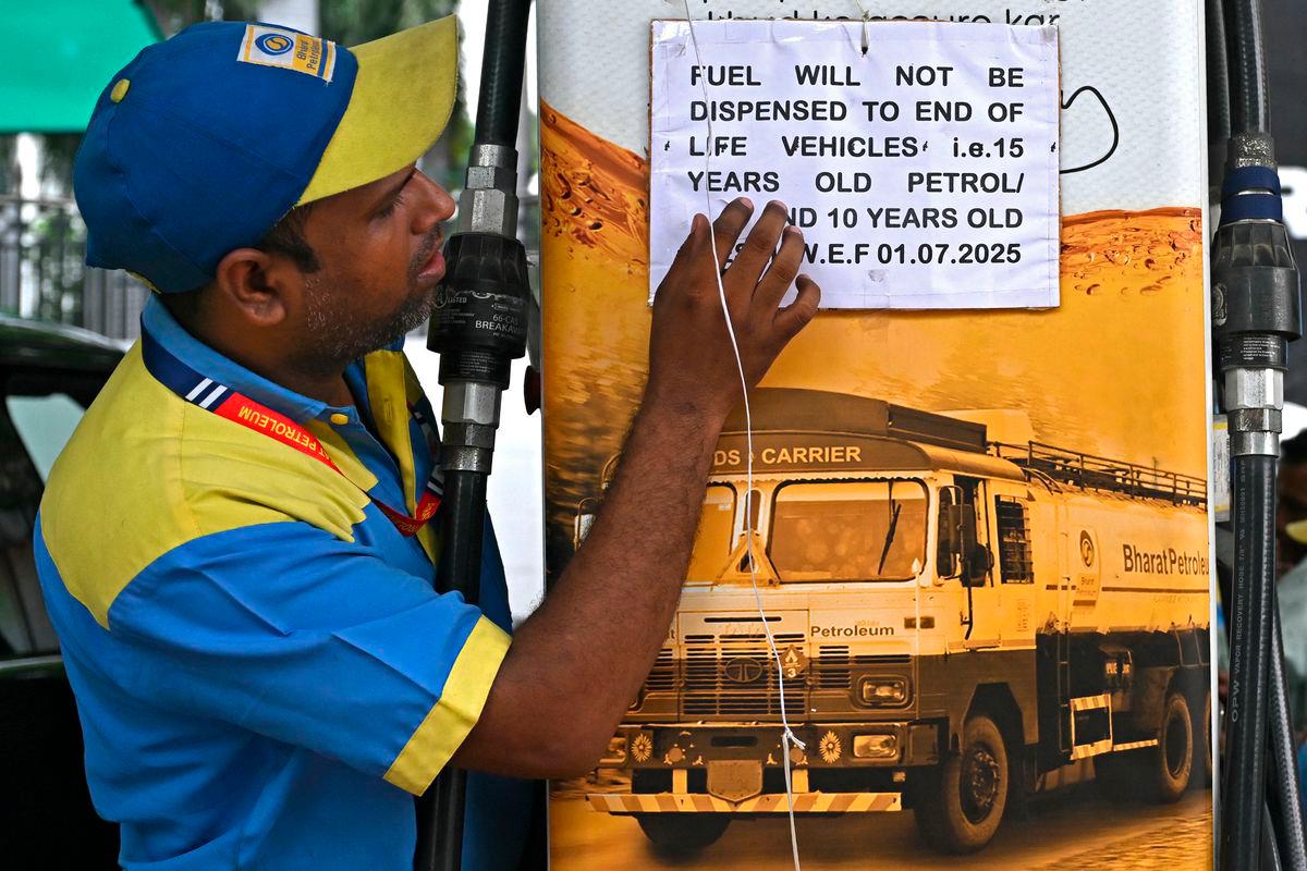 New Delhi says fuel ban on old vehicles not feasible