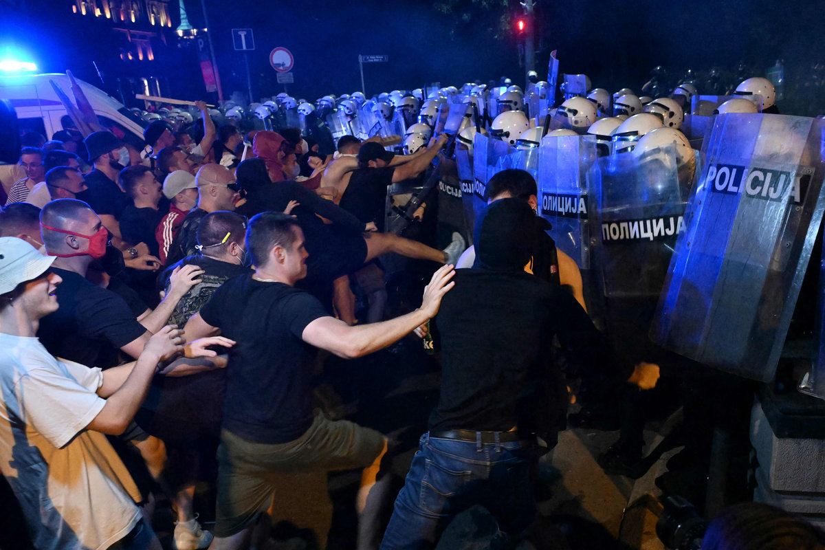 Thousands block roads in another night of Serbian protests