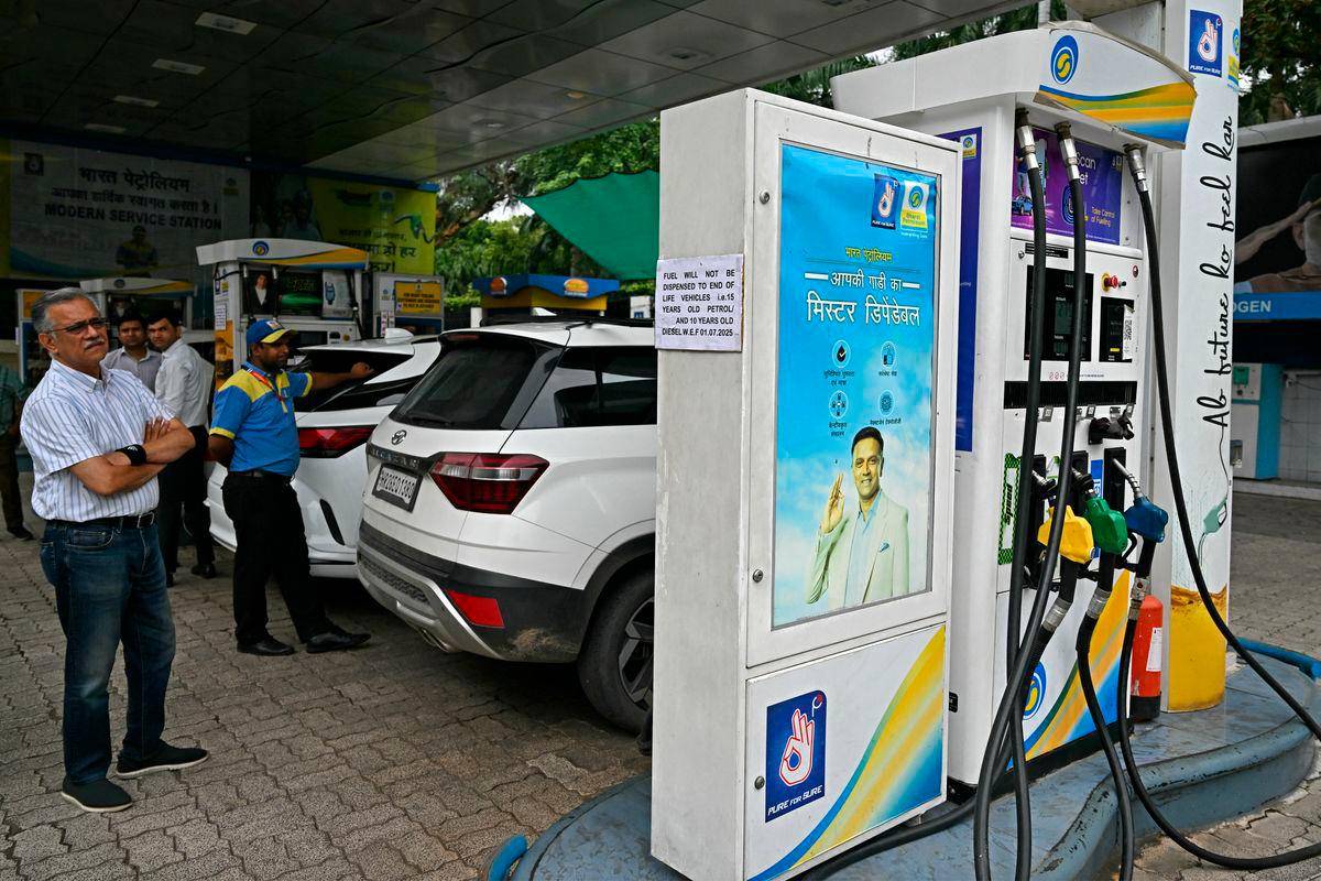 Indian capital bans fuel for old cars in anti-pollution bid