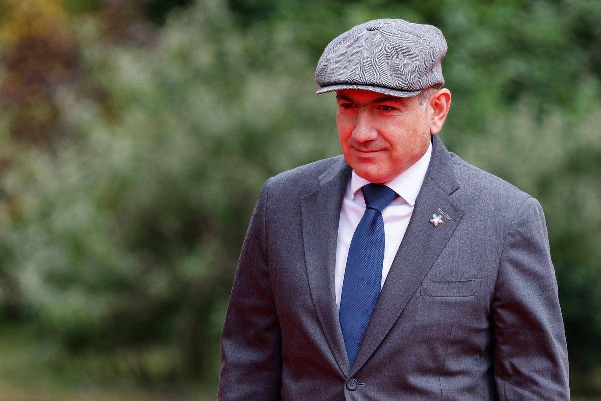 Armenian PM pushes to unseat influential church head