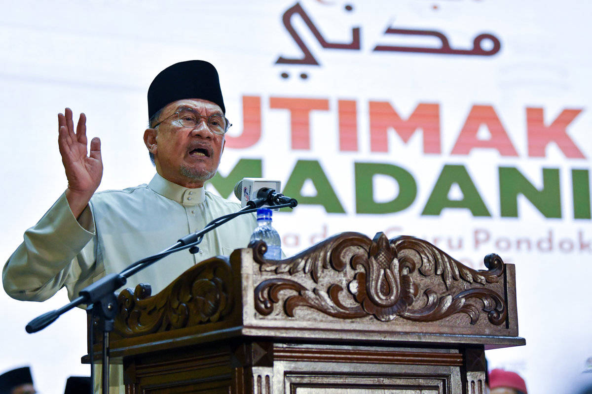 Pondok teachers must master AI to counter digital challenges, says PM