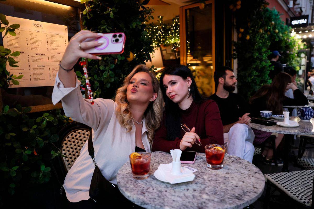 Moscow parties on despite Ukraine drone attacks
