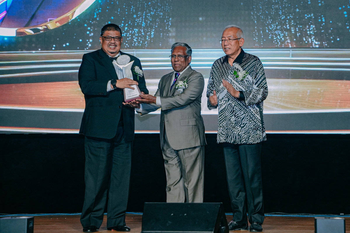 Melaka CM Ab Rauf honoured with Asia HRD Lifetime Achievement Award