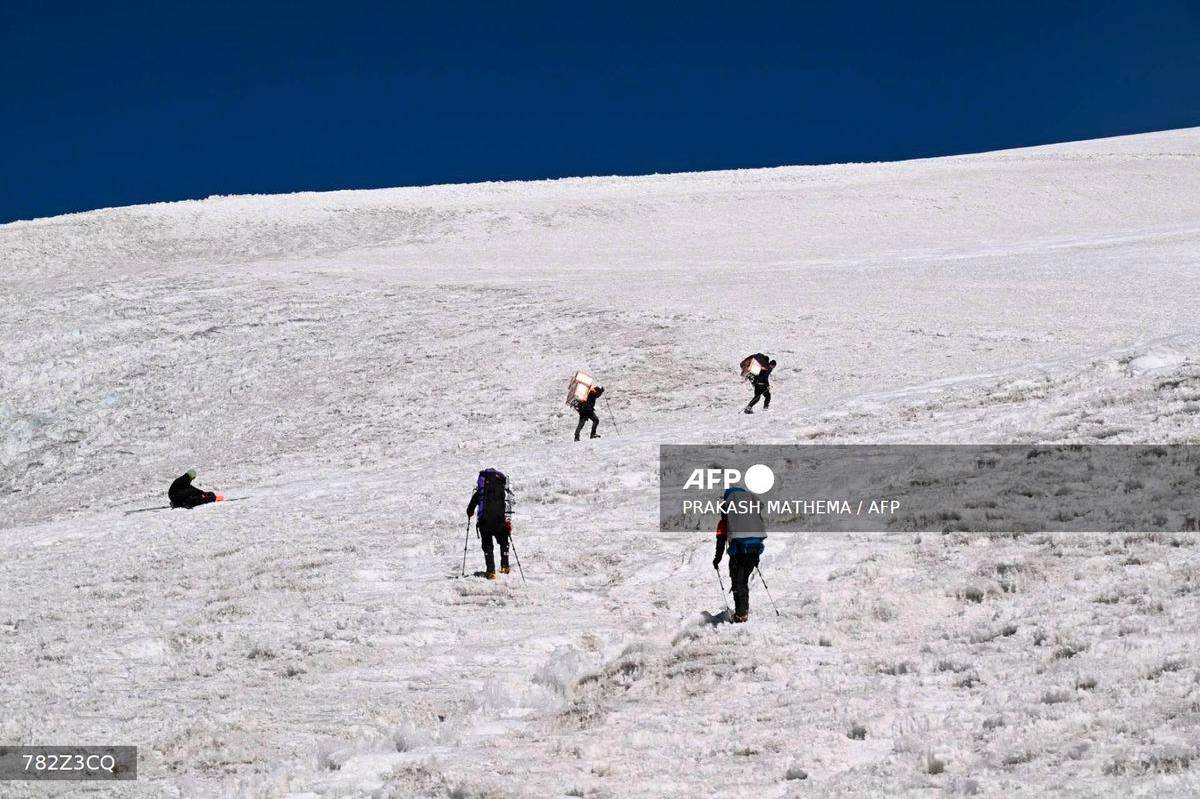 Scientists drill Tajik glacier ice cores to study climate resistance