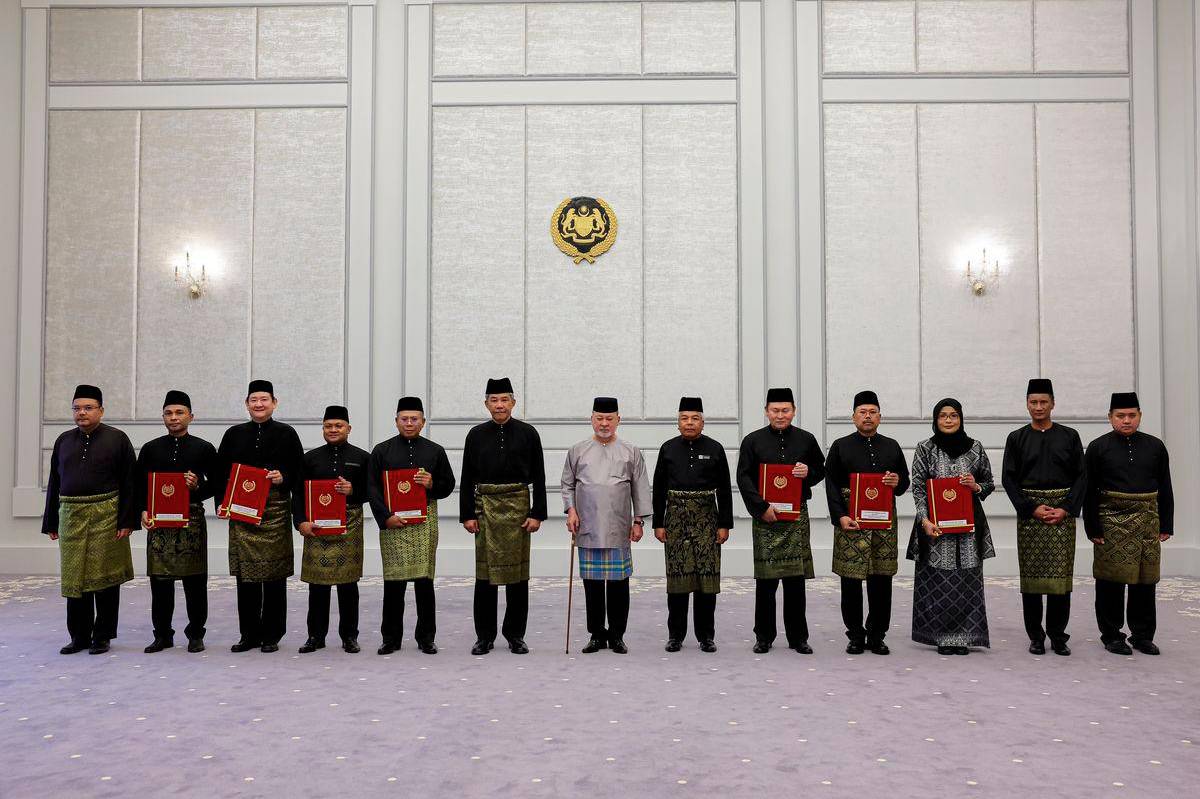 King presents appointment instruments to seven Malaysian envoys