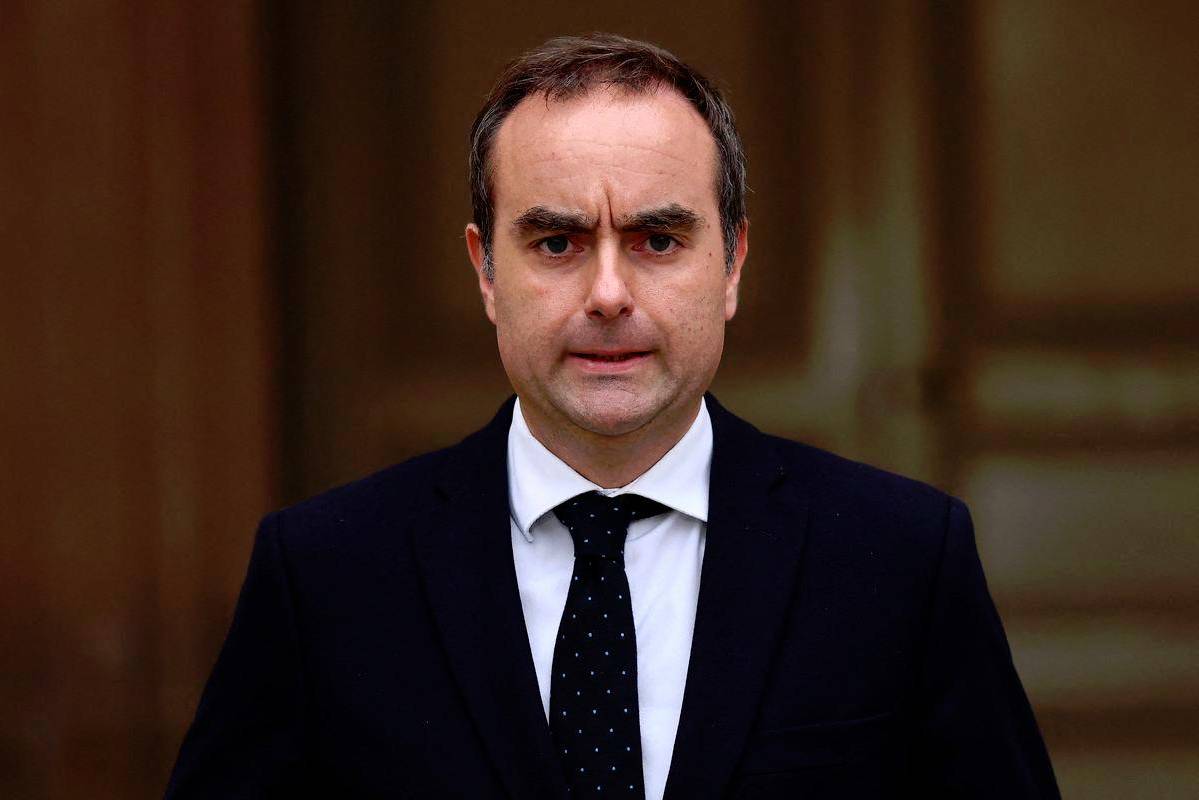 French PM makes final attempt to salvage cabinet amid political crisis