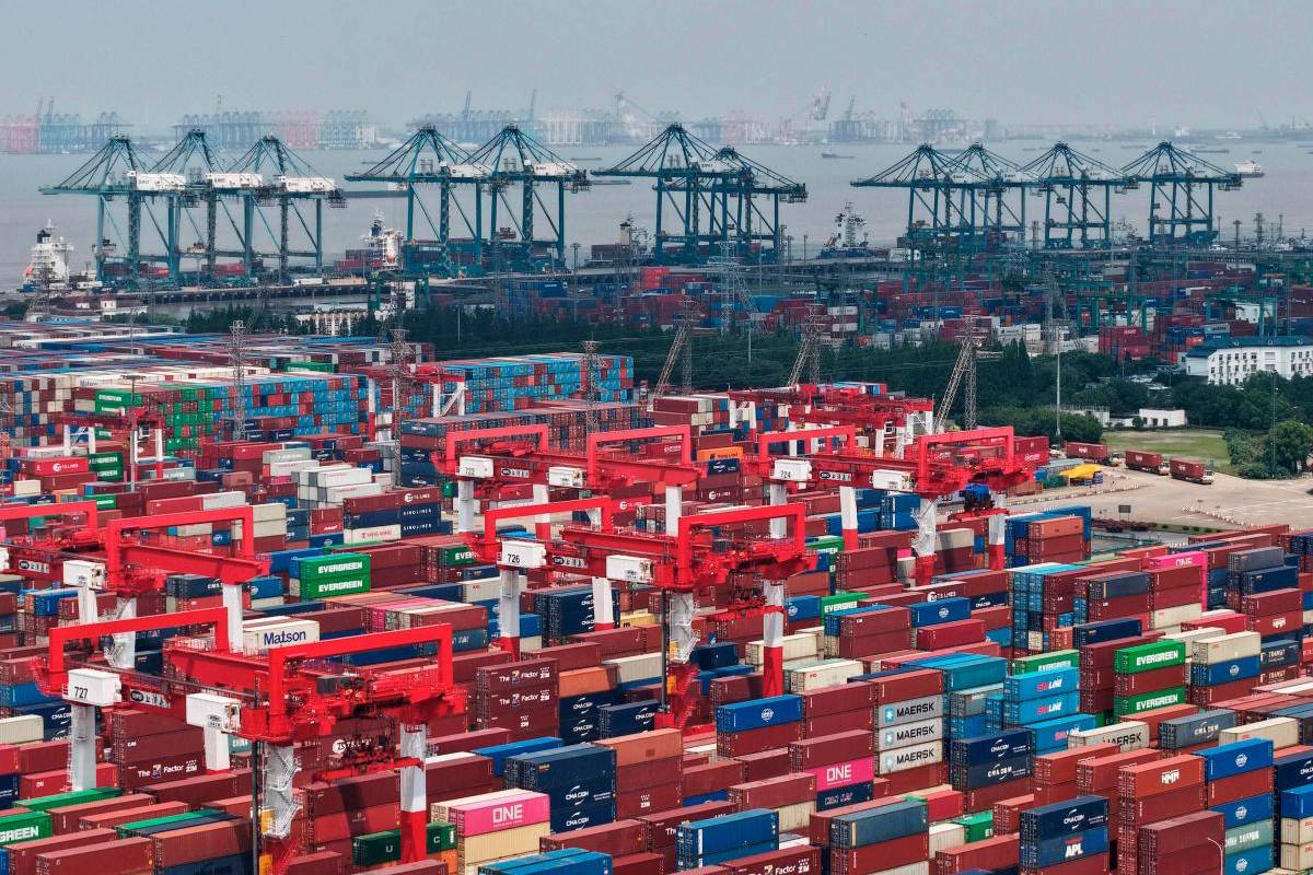 Chinas May exports slow, deflation deepens as tariffs biteS