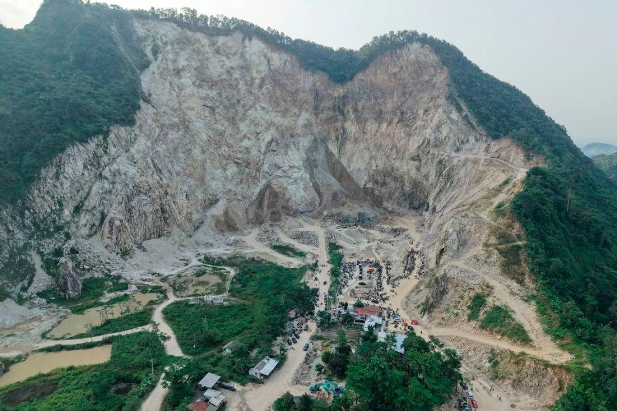 Death toll in Indonesian quarry rockfall rises to 18