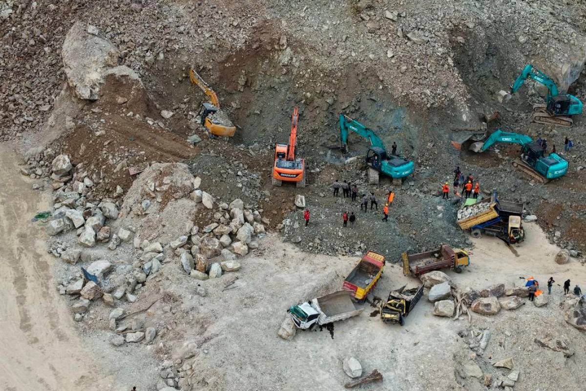 Search continues for Indonesia quarry collapse victims, death toll at 17