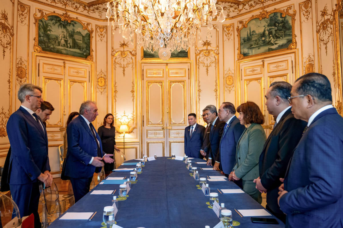 PM Anwar meets Muslim leaders in Paris to strengthen ties