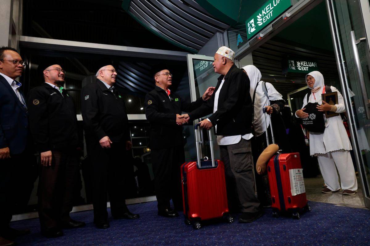 First group of haj pilgrims return home
