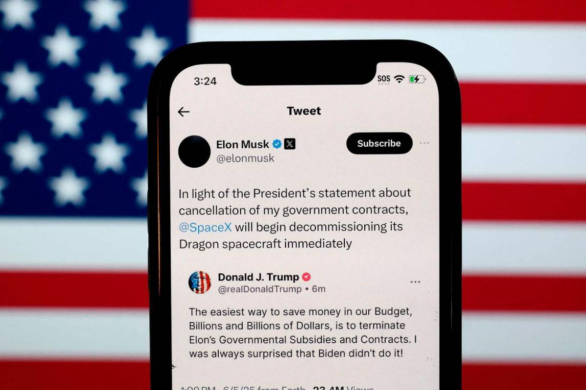 In row with Trump, Musk says will end critical US spaceship program