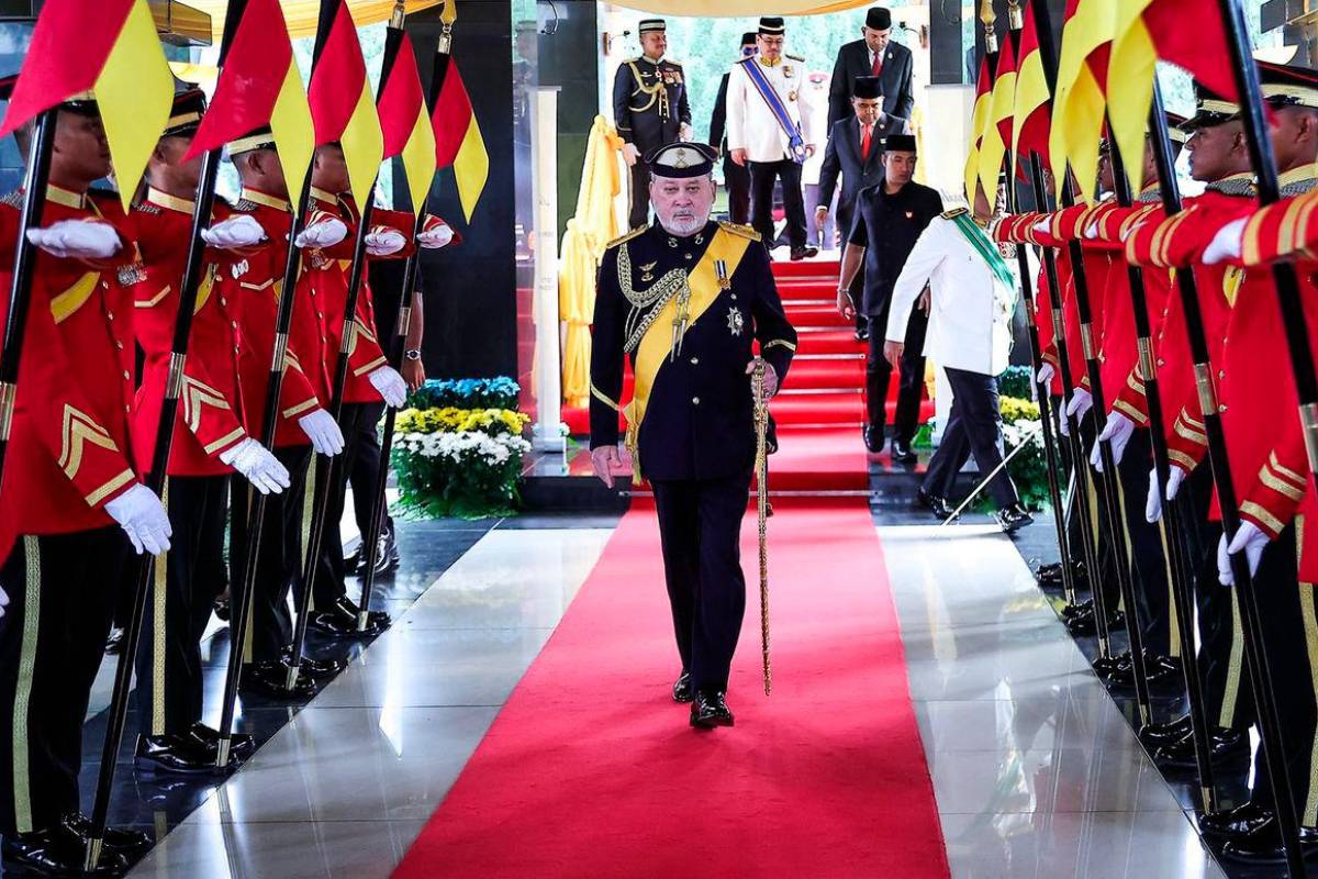 Agong terima menghadap Menteri Besar Johor dan pegawai kanan