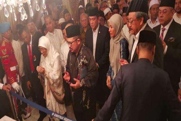 Deputy Prime Minister Datuk Seri Dr Wan Azizah Wan Ismail (3rd from Left_) paying her respects to former Indonesian president Bacharuddin Jusuf Habibie. — Bernama