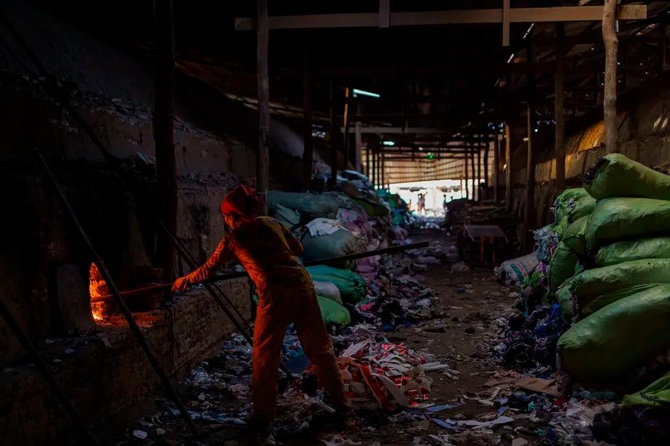 Bags bursting with clothing scraps are a cheaper source of fuel for kilns but carry toxic traces. – PICS BY THOMAS CRISTOFOLETTI