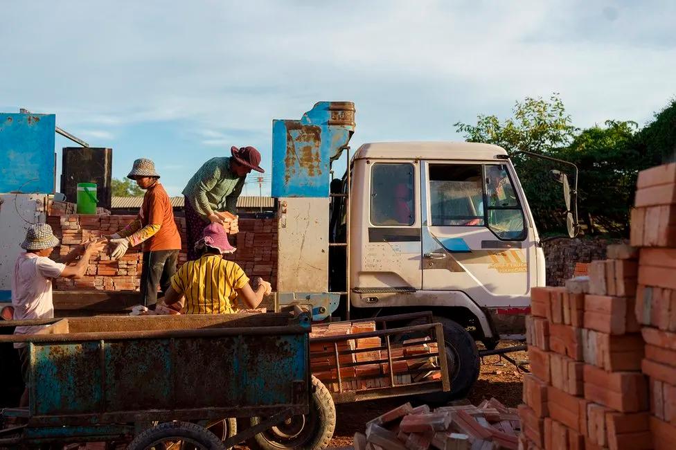 $!Researchers have documented the health impact on brick kiln workers, who toil in some of the world’s hottest conditions.