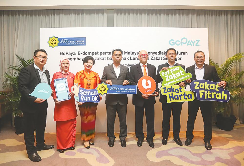 Saipolyazan (fourth from left) and Wong (third from right) at the launch event.