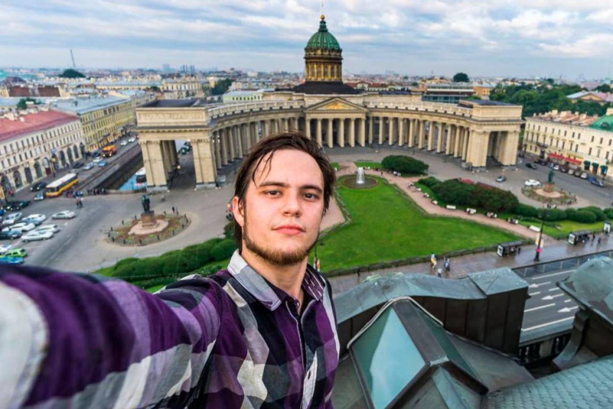 Russia sentences photographer to 16 years for treason