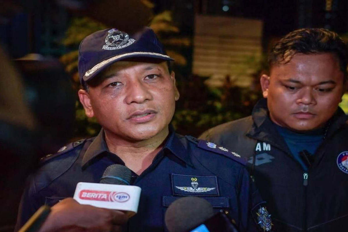 Pedestrian feared drowned after Jalan Ipoh car crash