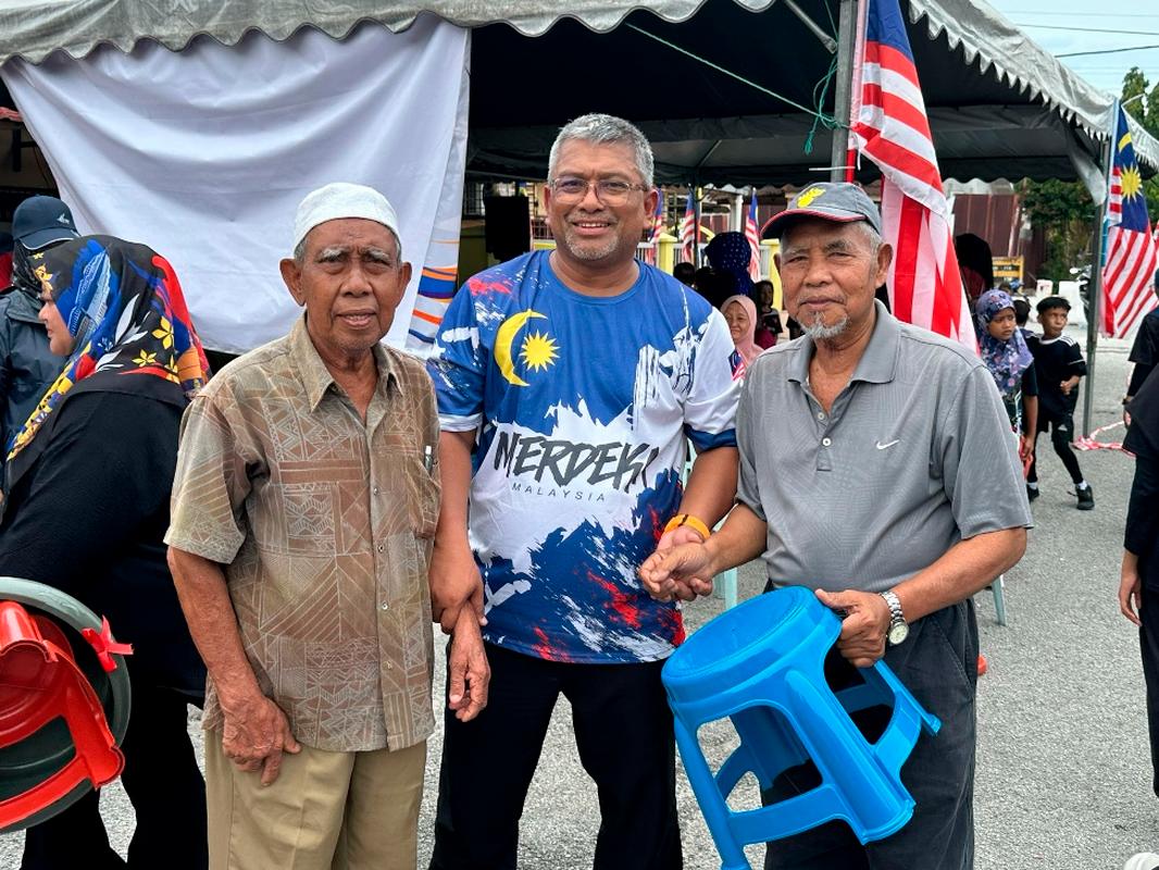 Hj Amran Sulaiman (center), Chairman of Persatuan Penduduk Kampung Sri Batu (PPKSB). $!Hj Amran Sulaiman (center), Chairman of Persatuan Penduduk Kampung Sri Batu (PPKSB).