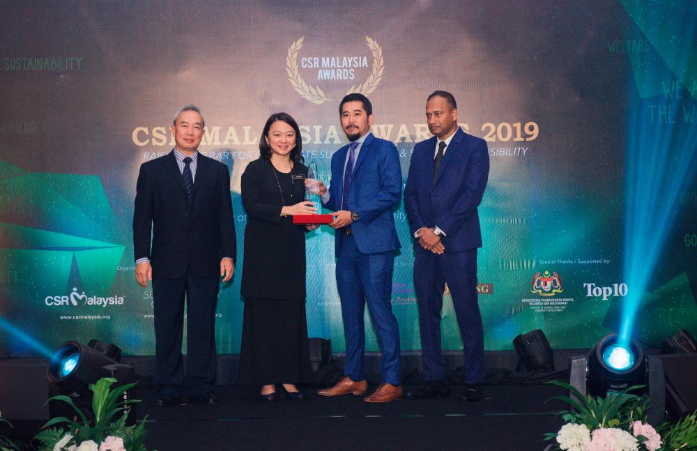 From left: CSR Malaysia editor Lee Seng Chee, Hannah Yeoh, 7-Eleven Malaysia general manager of marketing Ronan Lee and CSR Malaysia CEO Dato’ R. Rajendran at the awards presentation ceremony.