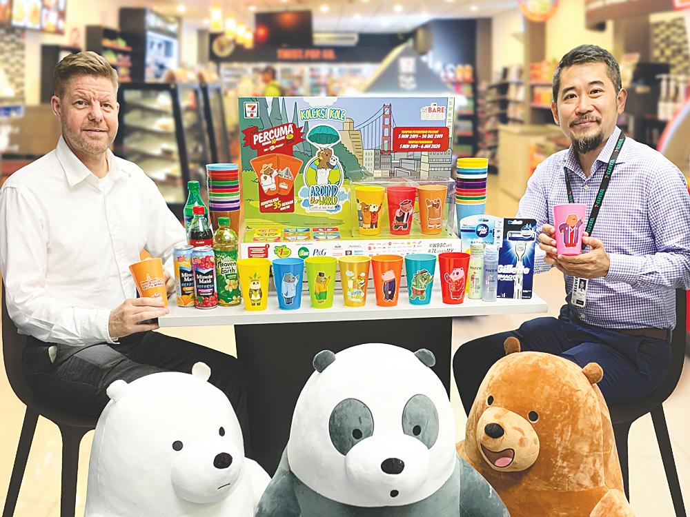 Colin Harvey, 7-Eleven Malaysia Chief Executive Officer and Lee with the trio of We Bare Bears – Ice Bear, Panda and Grizzly.