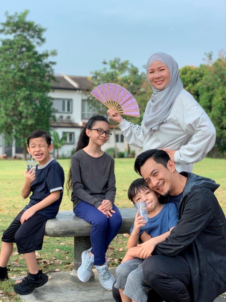 $!Happy together ... Family is important to Nazrudin, seen here with his wife Sheahnee Iman Lee and their three children (from left) Zakry, Zara and Zayd. – COURTESY OF NAZRUDIN RAHMAN