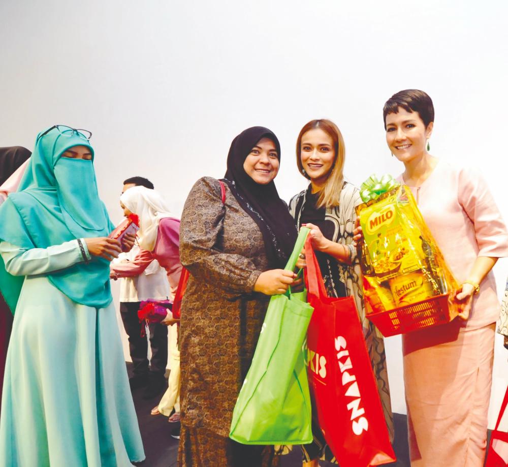 $!Yasmin (far right) at the Malam Amal Bersama Celepets 2019. – Courtesy of Hakim Ngainan Photography