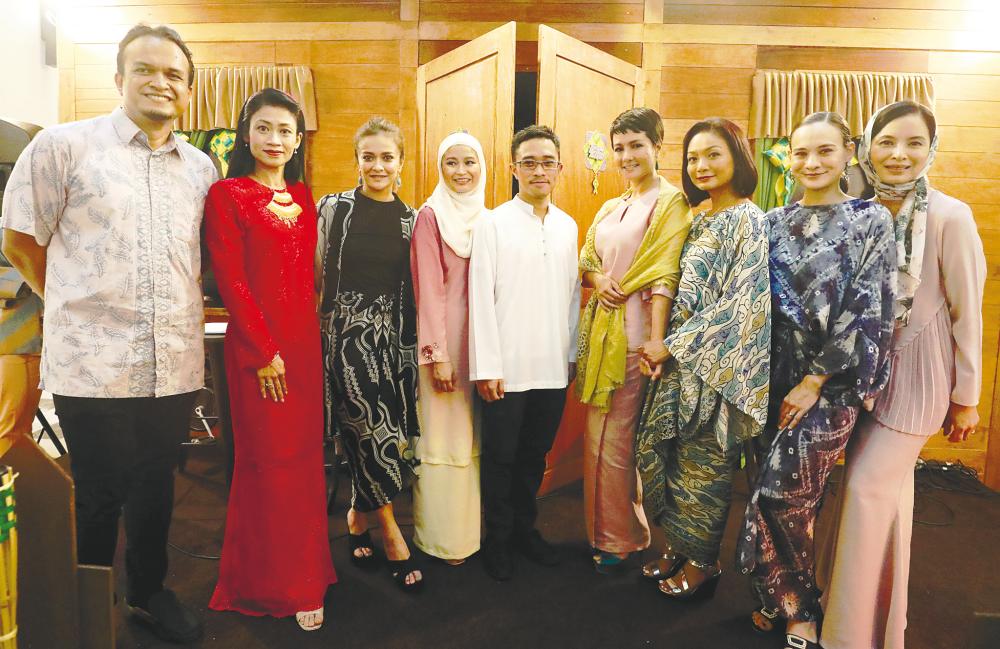 Sazzy (third from left) at a breaking fast event organised by Celepets to raise funds for Mompreneur last year. – Sunpix by Masry Che Ani $!Sazzy (third from left) at a breaking fast event organised by Celepets to raise funds for Mompreneur last year. – Sunpix by Masry Che Ani