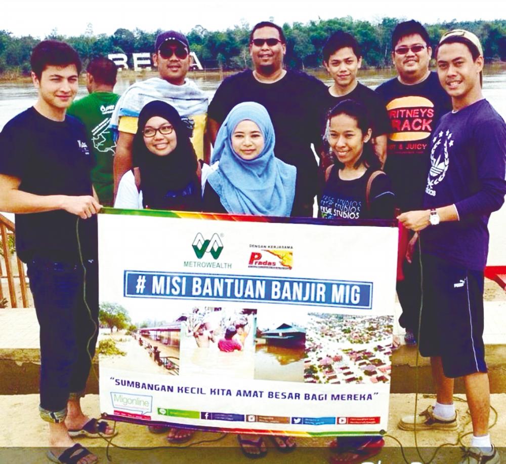 $!Daler participated in a volunteer event during heavy flooding in the East Coast of Malaysia. – Courtesy of Daler Yusuf