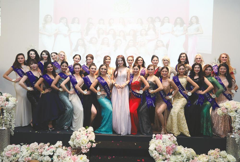 Carrie Lee (C) and the finalists of Miss CosmoWorld 2018. — Sunpix by Norman Hiu