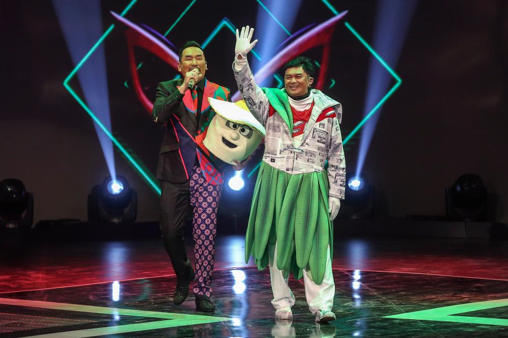 AC Mizal (on left) with hockey legend Mirnawan, who was the first contestant to leave The Masked Singer.