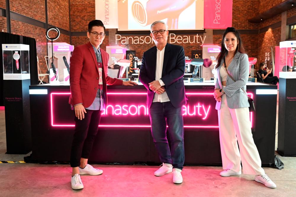 $!(from far left) Tan, Panasonic Malaysia general manager Chew Keng Heng, and Panasonic Malaysia team leader Janice Tan Shin Yin.