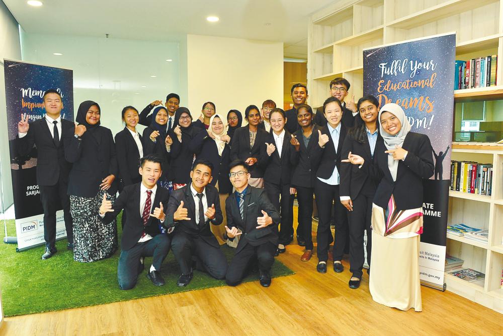 The 21 recipients of the PIDM Undergraduate Scholarship Programme.
