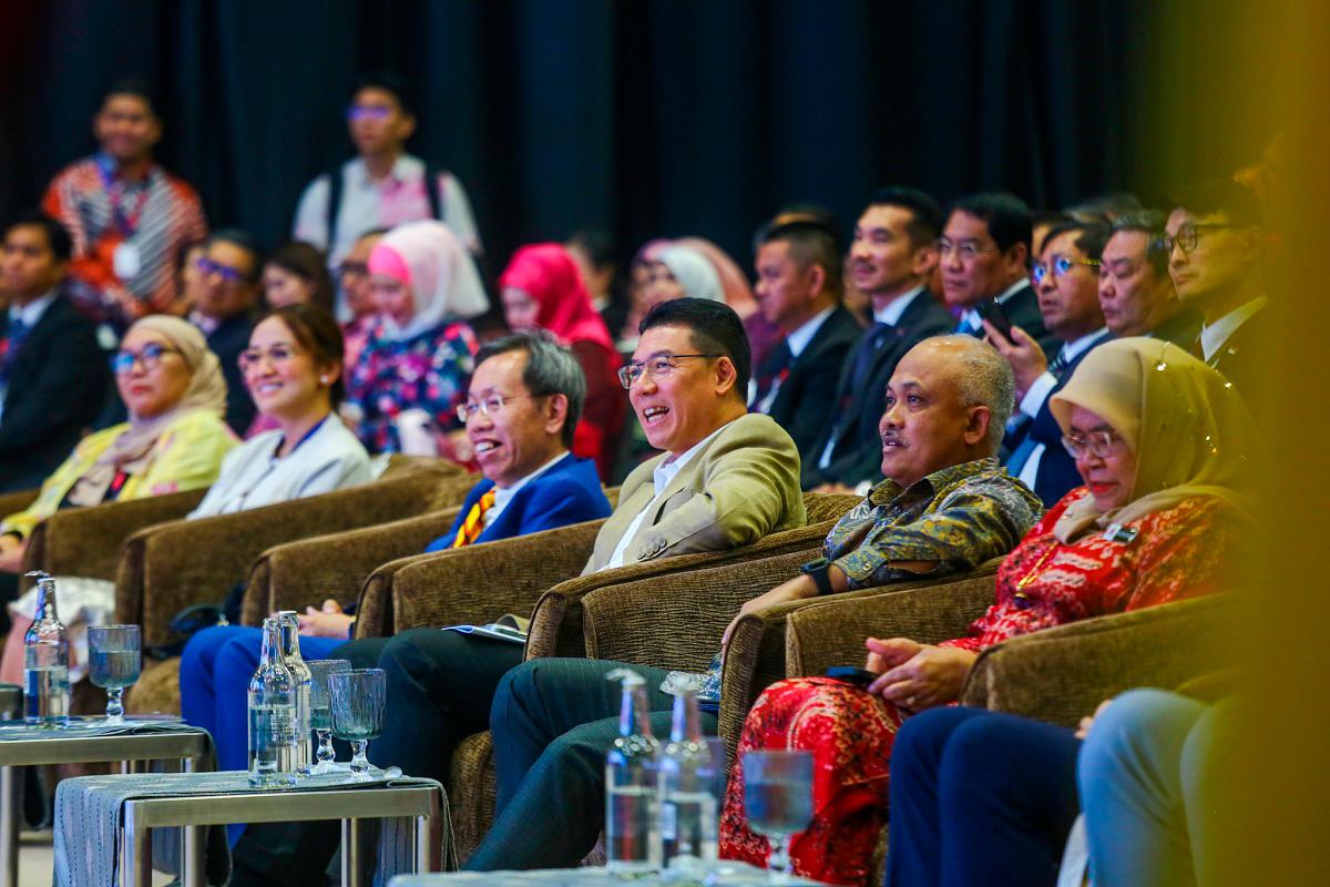 Nga (fourth from left) during the closing ceremony of the Asuf, AGMF and MGMAC 2025 at the Kuala Lumpur Convention Centre yesterday. – ADAM AMIR HAMZAH/THESUN