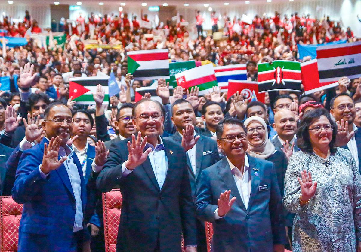 Higher Education Minister Datuk Seri Zambry Abdul Kadir (left) standing beside Anwar as they attended the “In Conversation with Prime Minister’ programme in conjunction with the summit at WTC. – ADAM AMIR HAMZAH/THESUN