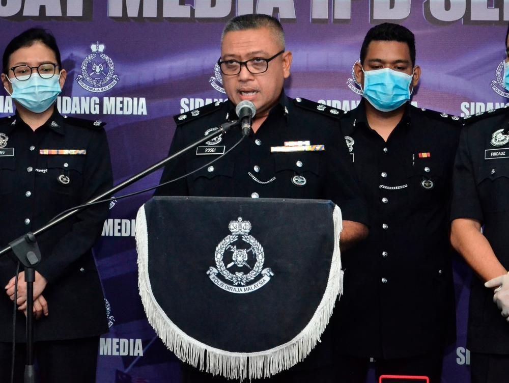 Kota Baru district police chief ACP Mohd Rosdi Daud (center). Pix taken from Facebook