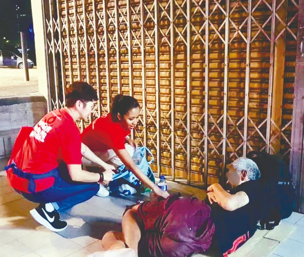 $!Tengku Zatashah seen on the ground distributing essential items to the needy. – Courtesy of Tengku Zatashah