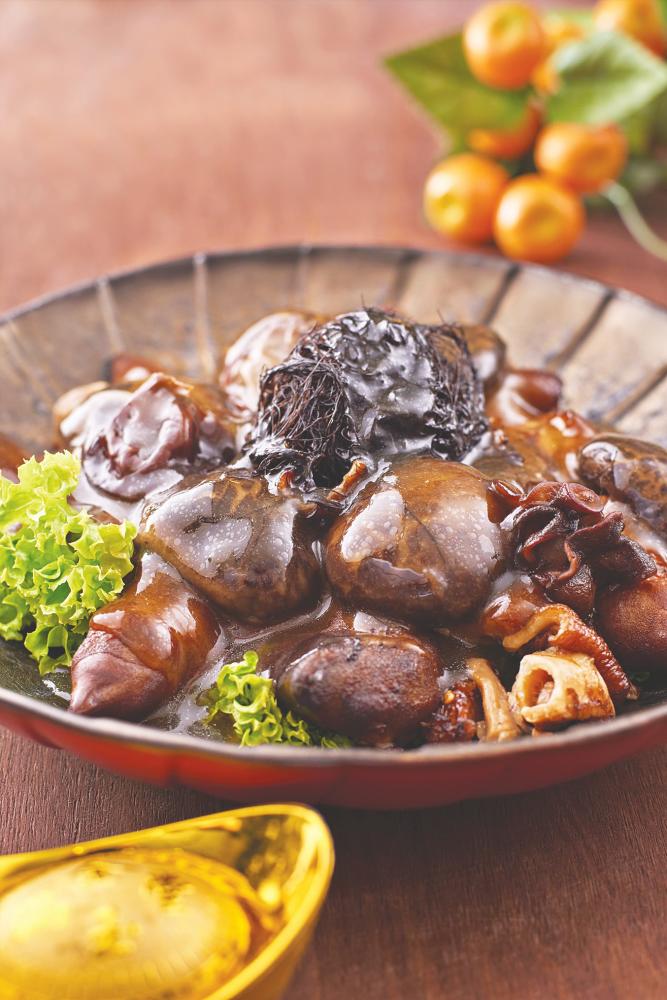 Braised pork knuckle with black fungus and mushroom Fujian-style.