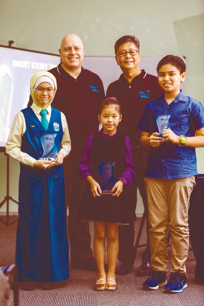 Holloway and Lim with the winners (from left) Alia Adlina, Hui and Vidhvan.