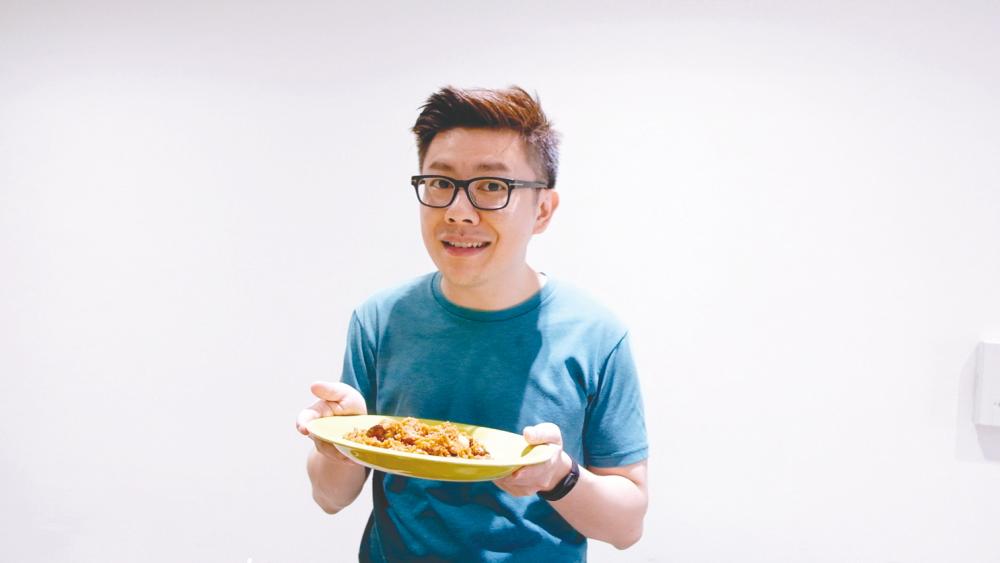 $!Xavier Mah showing off a plate of claypot chicken rice he created. – Courtesy of Xavier Mah