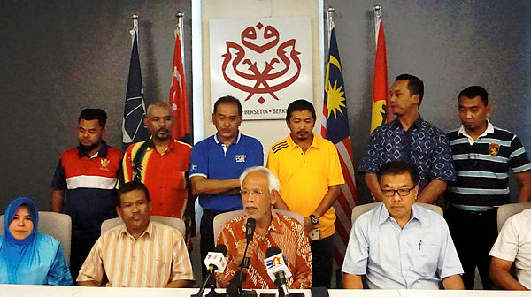 Umno Johor Baru division chief Tan Sri Shahrir Abdul Samad (C) and his committee members. — Sunpix by Low Sock Ken.