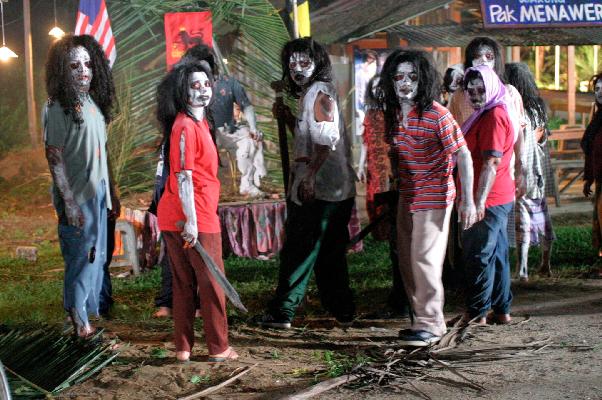 $!Iconic scene in Zombie Kampung Pisang. –FAR EAST FILM.