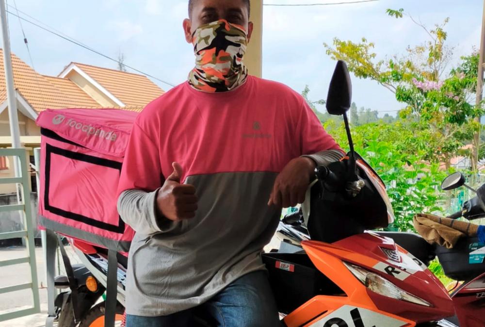 $!Delivery rider in Pahang finally earned his PhD after 4 years of hard work