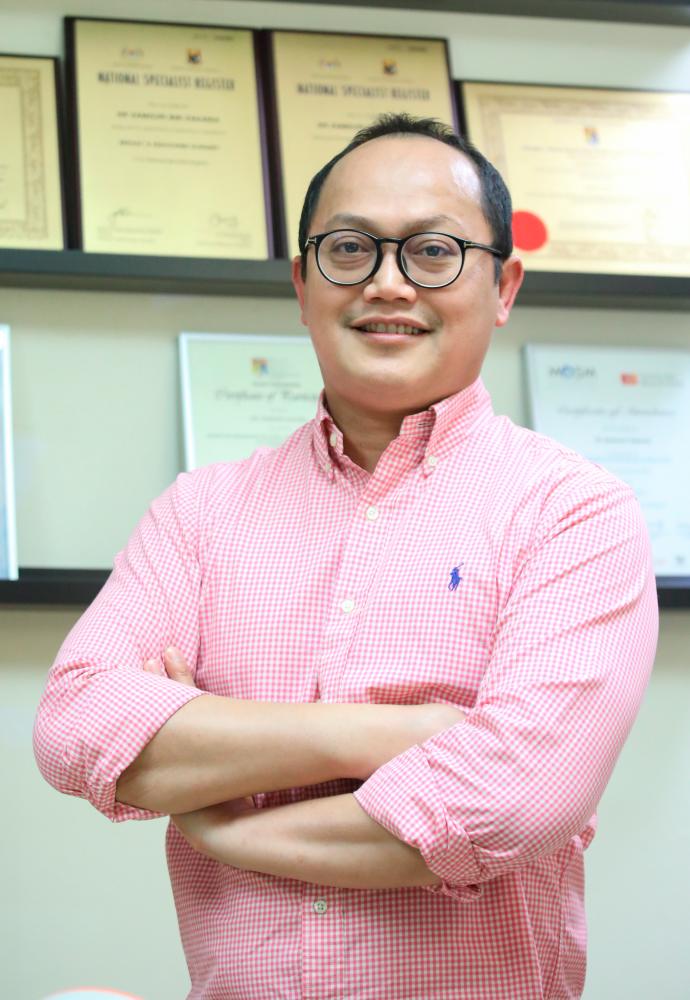 Dr Zamzuri Zakariah, consultant general, and breast &amp; endocrine surgeon of Thomson Hospital Kota Damansara. – AMIRUL SYAFIQ/THESUN
