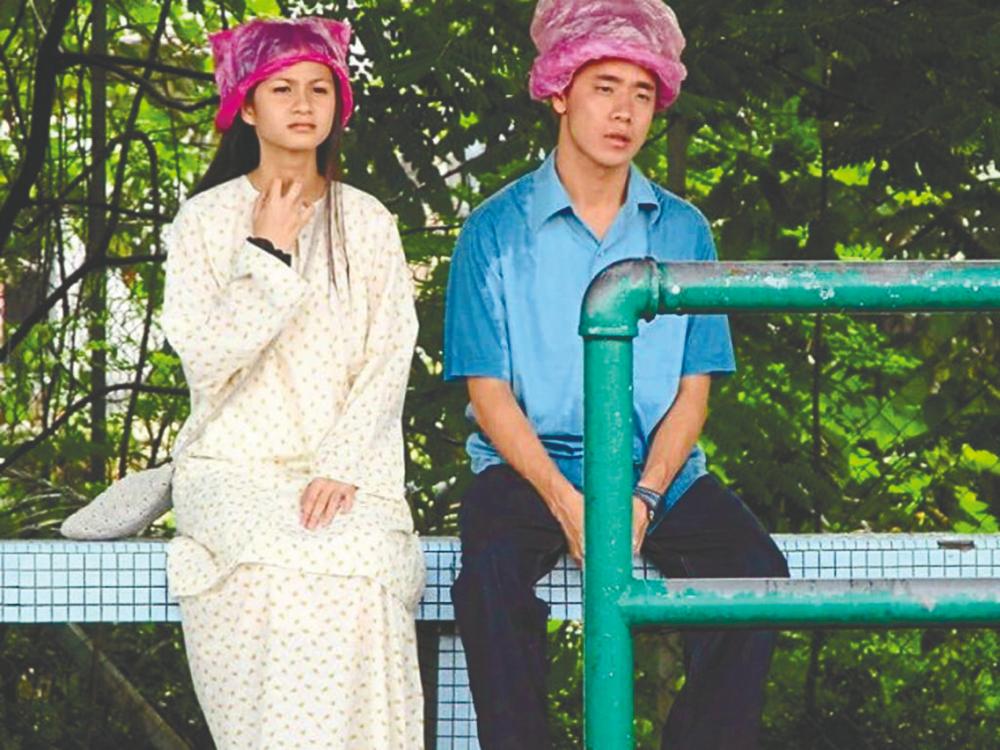 $!Sharifah Amani and co-star Ng Choo Seong in a scene from ‘Sepet’ (2005). – MHZ Film