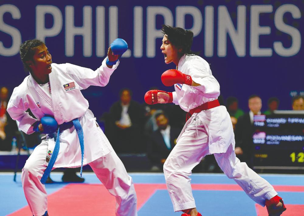 $!Madhuri (on left) beat Thailand’s Khamsi Tippawan in the 55kg kumite women’s final at the SEA Games 2019 in the Philippines. – Bernama