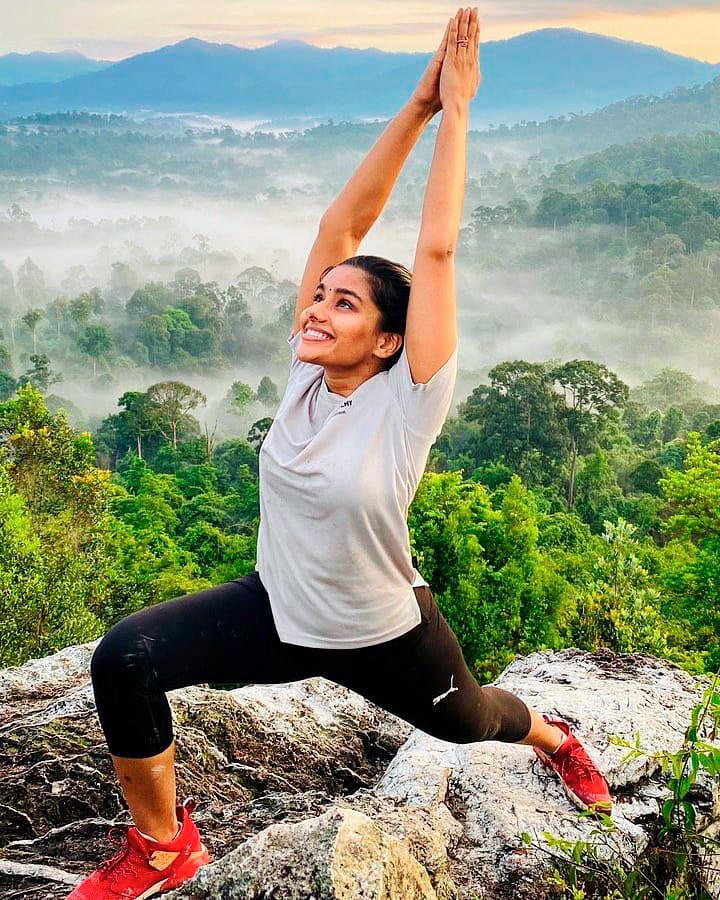 $!Besides being an actress and TV host, Agalyah is also a certified yoga